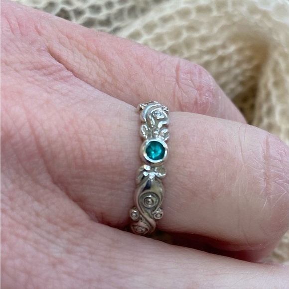 Sterling silver and lab created emerald filigree ring - Picture 2 of 5
